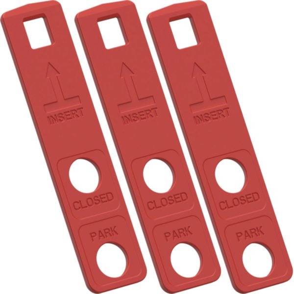 Drei rote Kunststoff-Sicherheitssperrtags mit den Aufschriften „INSERT", „CLOSED" und „PARK" und kreisförmigen Löchern, dargestellt auf weißem Hintergrund.