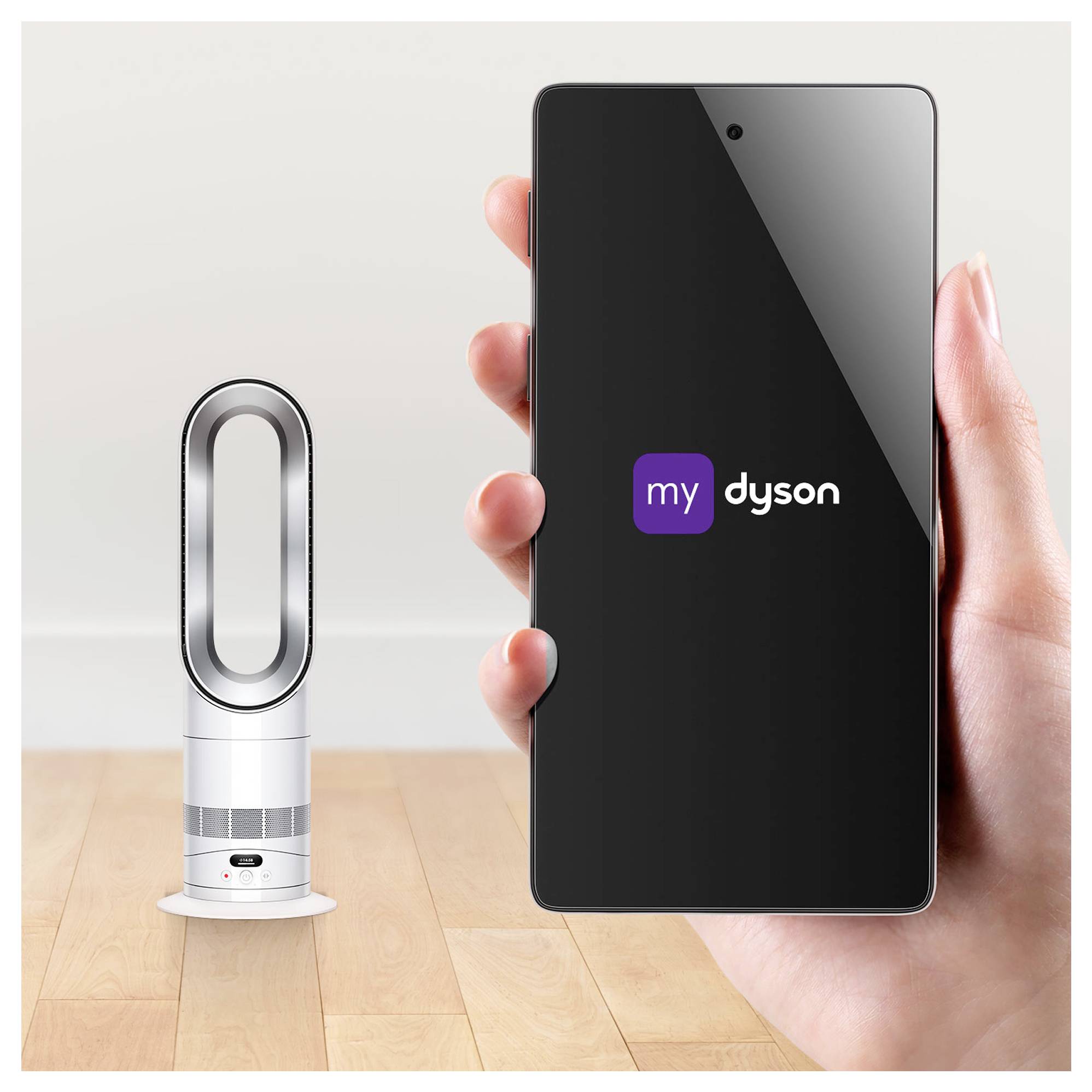 Hand hält ein Smartphone, das die „My Dyson"-App zeigt, neben einem Dyson Blattlos-Lüfter Luftreiniger auf einem Holzboden.