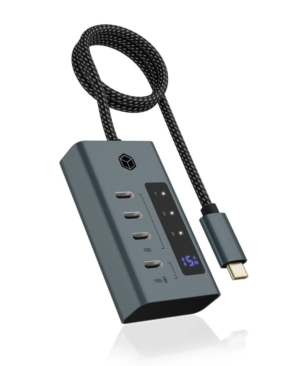 Tragbares USB-C-Ladegerät mit geflochtenem Kabel, vier USB-Anschlüssen und kleinem blauem Batterieanzeige-Display mit 15%
