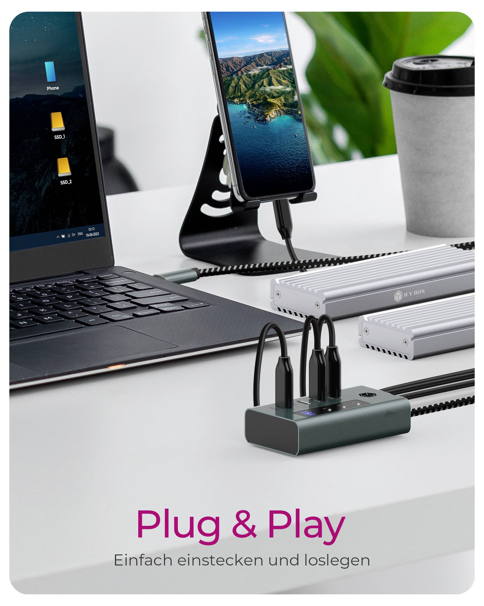 Laptop und Smartphone verbunden mit einem Multiport-Ladegerät auf einem Schreibtisch; Text lautet „Plug & Play" und „Einfach einstecken und loslegen".