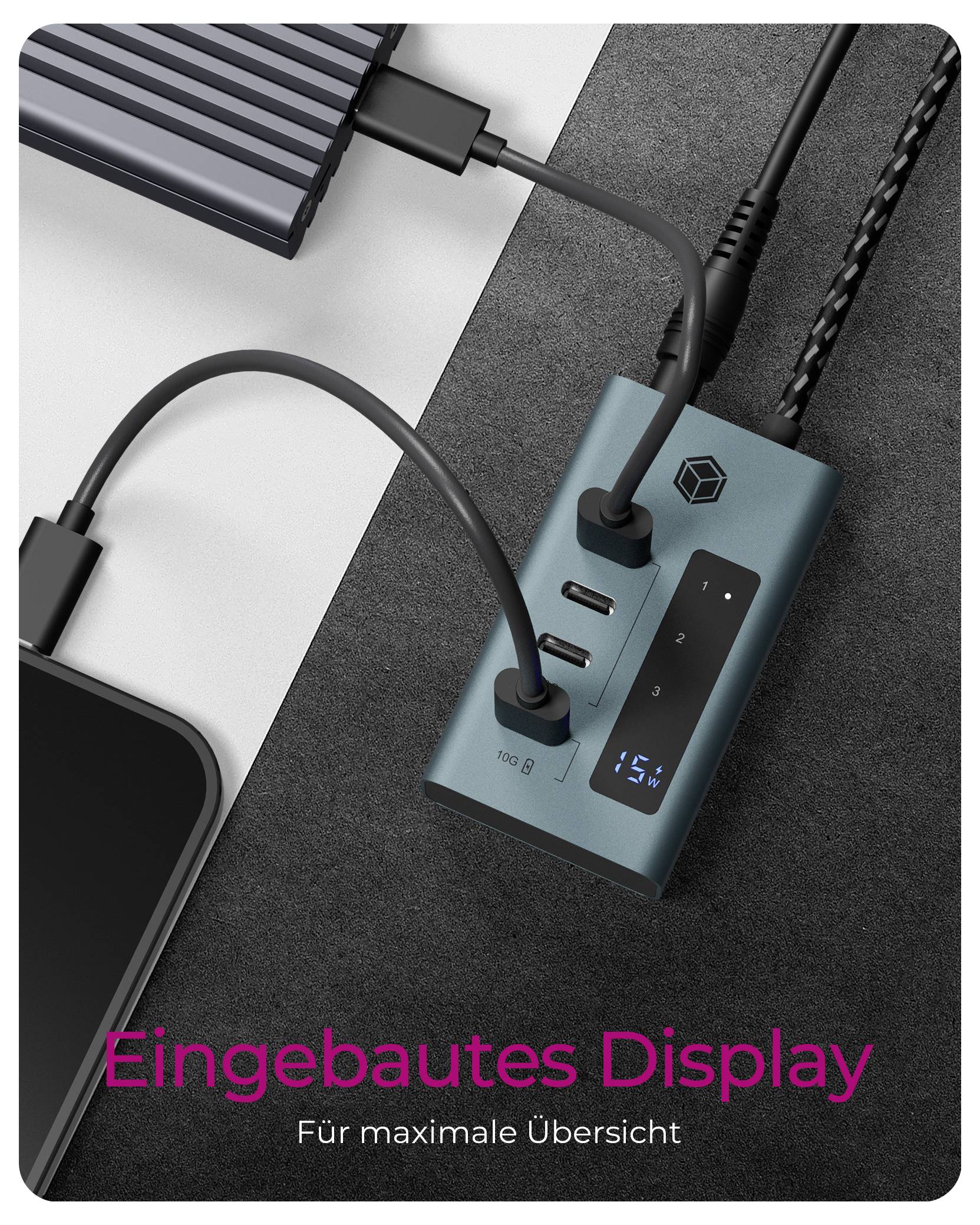 Kompakter türkisgrüner USB-C-Hub mit integriertem digitalen Display, das 15,4 anzeigt, verbunden mit einem Laptop und Zubehör; Text lautet „Eingebautes Display" und „Für maximale Übersicht"