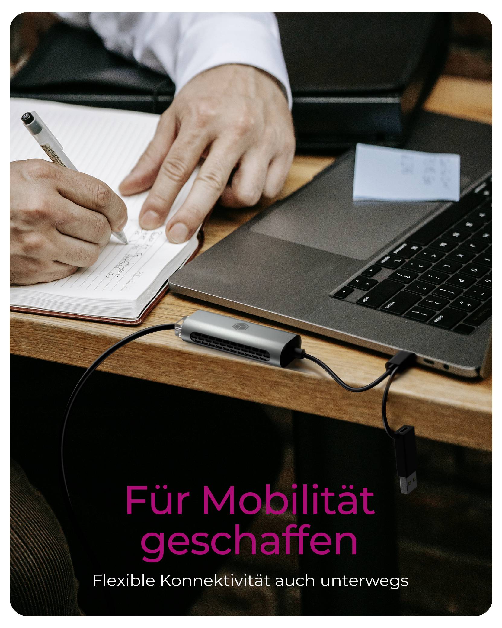 Person füllt ein Formular neben einem Laptop und einer Dockingstation aus; Text lautet „Für Mobilität geschaffen" und „Flexible Konnektivität auch unterwegs".