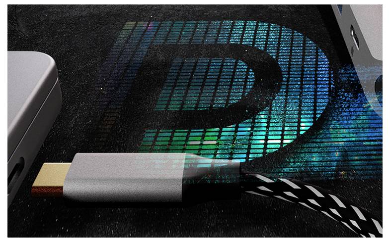 Nahaufnahme eines USB-C-Kabels, das vor einem leuchtenden blaugrünen digitalen Display mit großem "P"-Logo auf einer dunklen Oberfläche eingesteckt ist.
