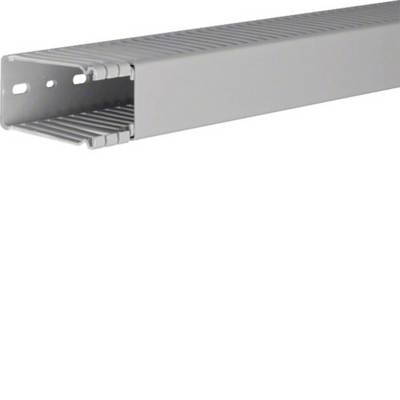 Metallic Kabelrinne aus Silber mit durchbrochenen Seitenwänden und gerilltem Innenraum, perspektivisch auf weißem Hintergrund dargestellt.