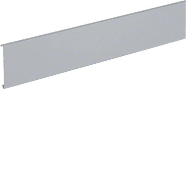 Lange graue Metalleinfassung oder Verkleidungspanel, diagonal auf weißem Hintergrund dargestellt.