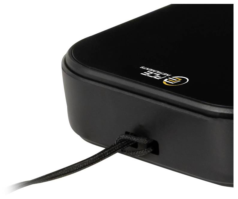 Nahaufnahme eines schwarzen elektronischen Geräts oder einer schwarzen Schutzhülle mit einem geflochtenen Kabel, das von der Seite austritt, mit einem kleinen Logo auf der Oberseite.