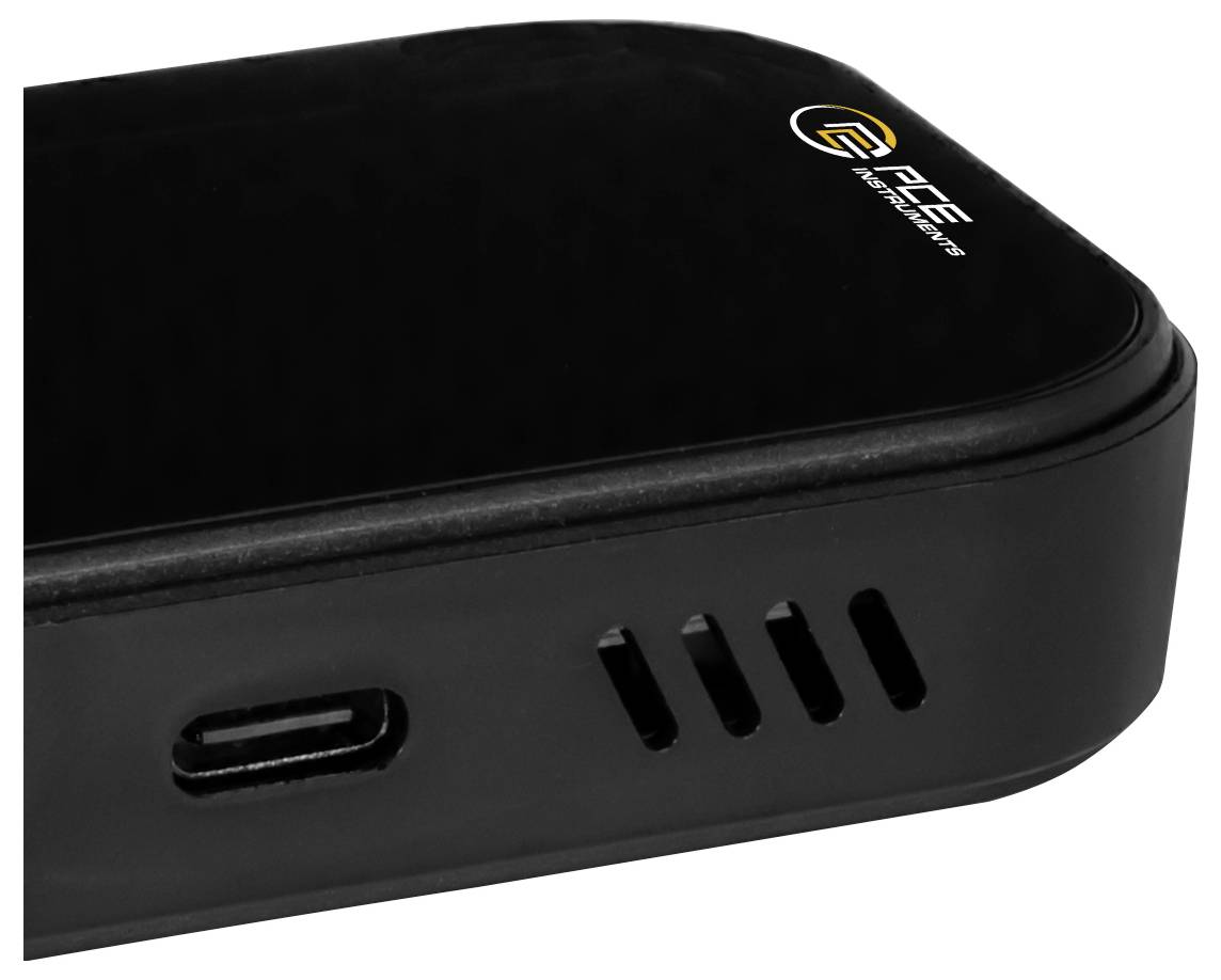 Schwarzes rechteckiges elektronisches Gerät mit einem USB-C-Anschluss und Lüftungsschlitzen auf der Vorderseite, in Nahaufnahme dargestellt.