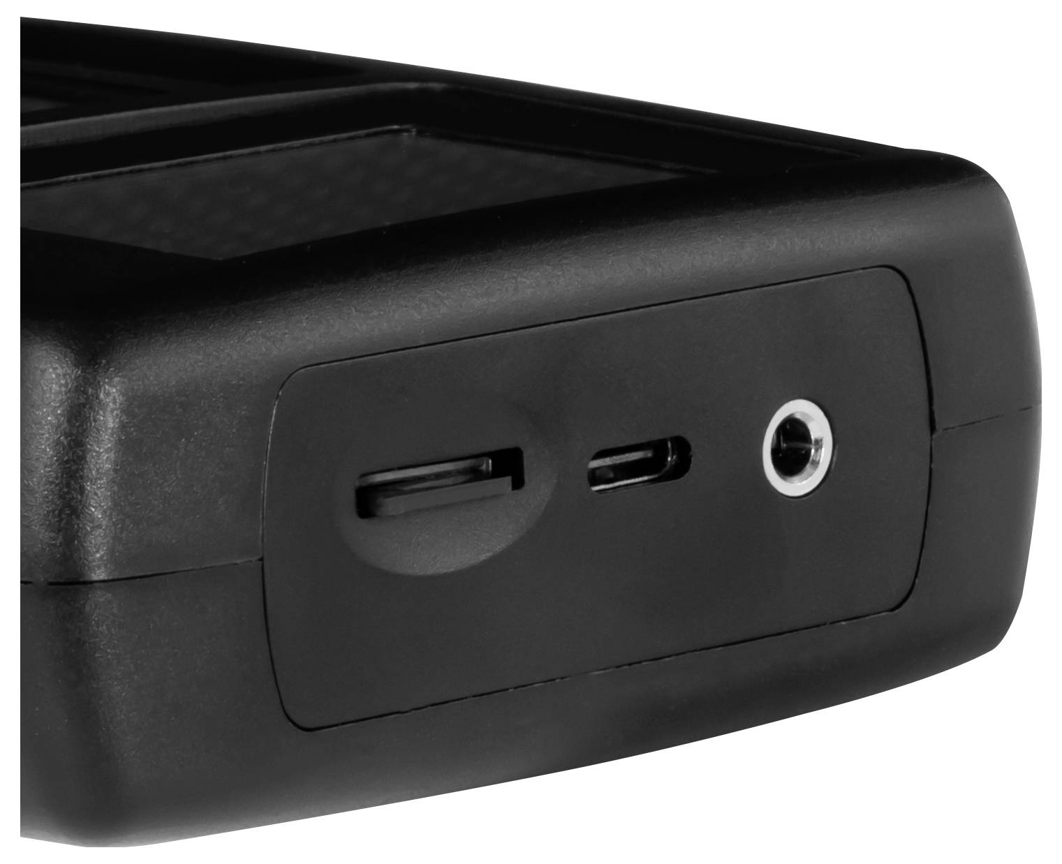 Nahaufnahme eines schwarzen elektronischen Geräts, das einen Speicherkartensteckplatz, einen USB-C-Anschluss und eine 3,5-mm-Audiobuchse auf der Frontplatte zeigt.