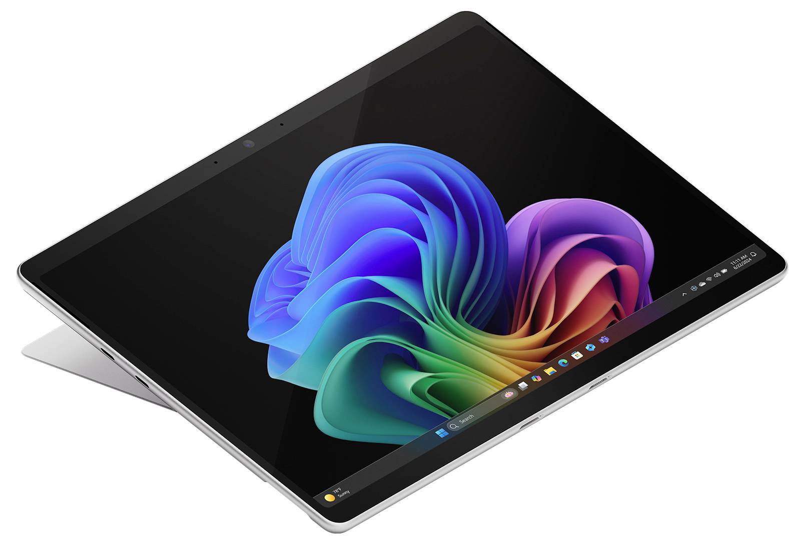 Schrägansicht eines silbernen 2-in-1-Laptops/Tablets, das das farbenfrohe Wirbel-Hintergrundbild von Windows 11 auf einem schwarzen Bildschirm anzeigt.