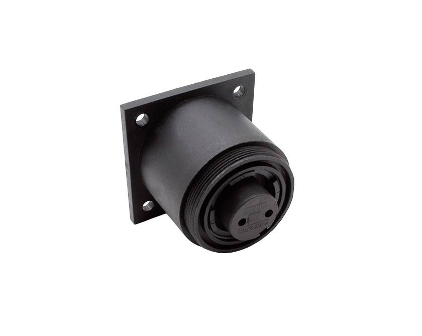Schwarzer zylindrischer wandmontierter elektrischer Stecker oder Buchse mit quadratischem vier Schrauben-Flansch auf weißem Hintergrund.