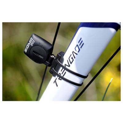 Nahaufnahme eines Fahrradrahmens mit einem schwarzen Sigma-Geschwindigkeitssensor, der mit einem Kabelbinder in der Nähe der Fahrradspeichen befestigt ist.
