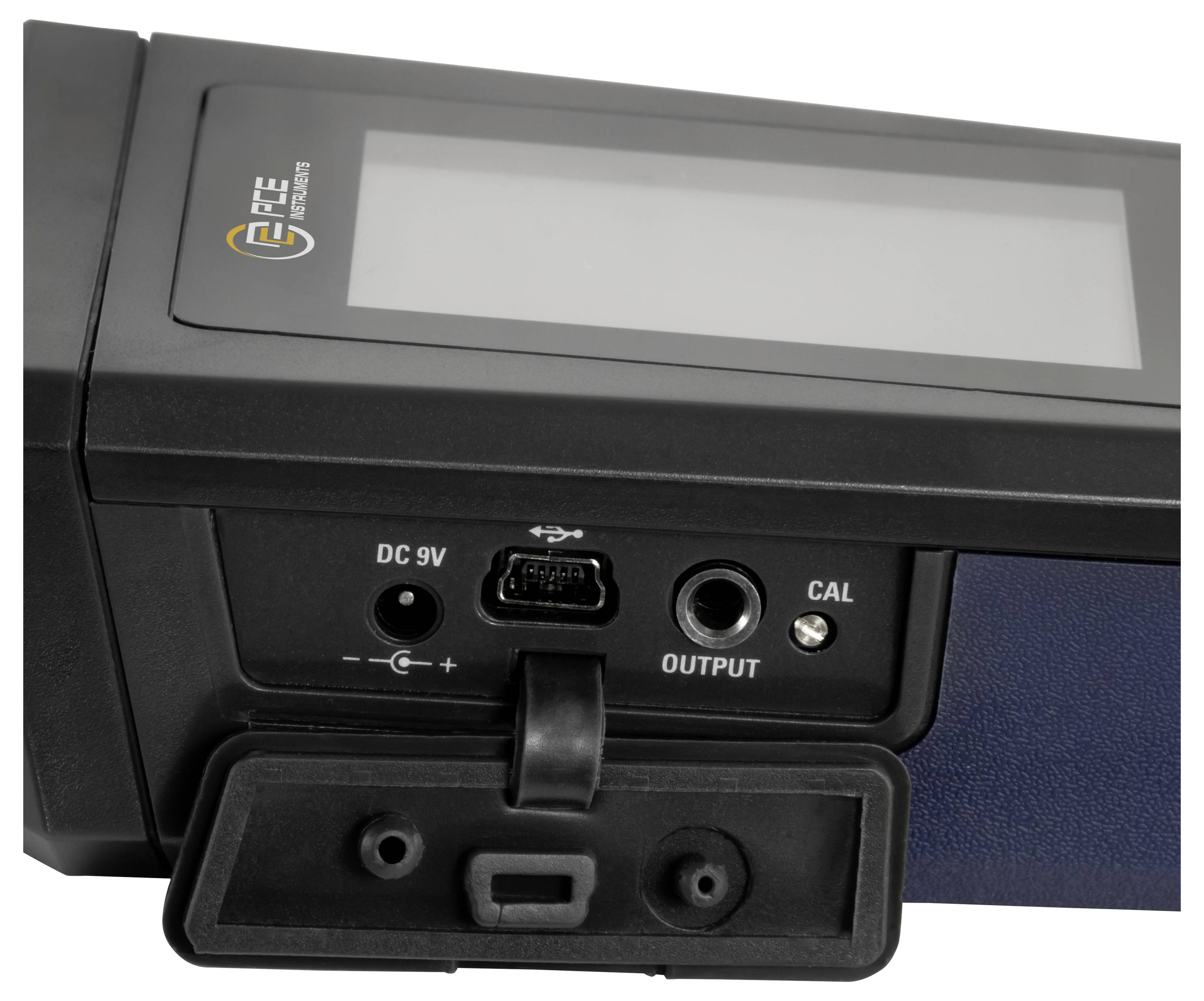 Nahaufnahme eines tragbaren elektronischen Geräts mit leerem Display, DC-9V-Stromanschluss, USB-Anschluss, Ausgangsanschluss und einer abgedeckten unteren Anschlussplatte.