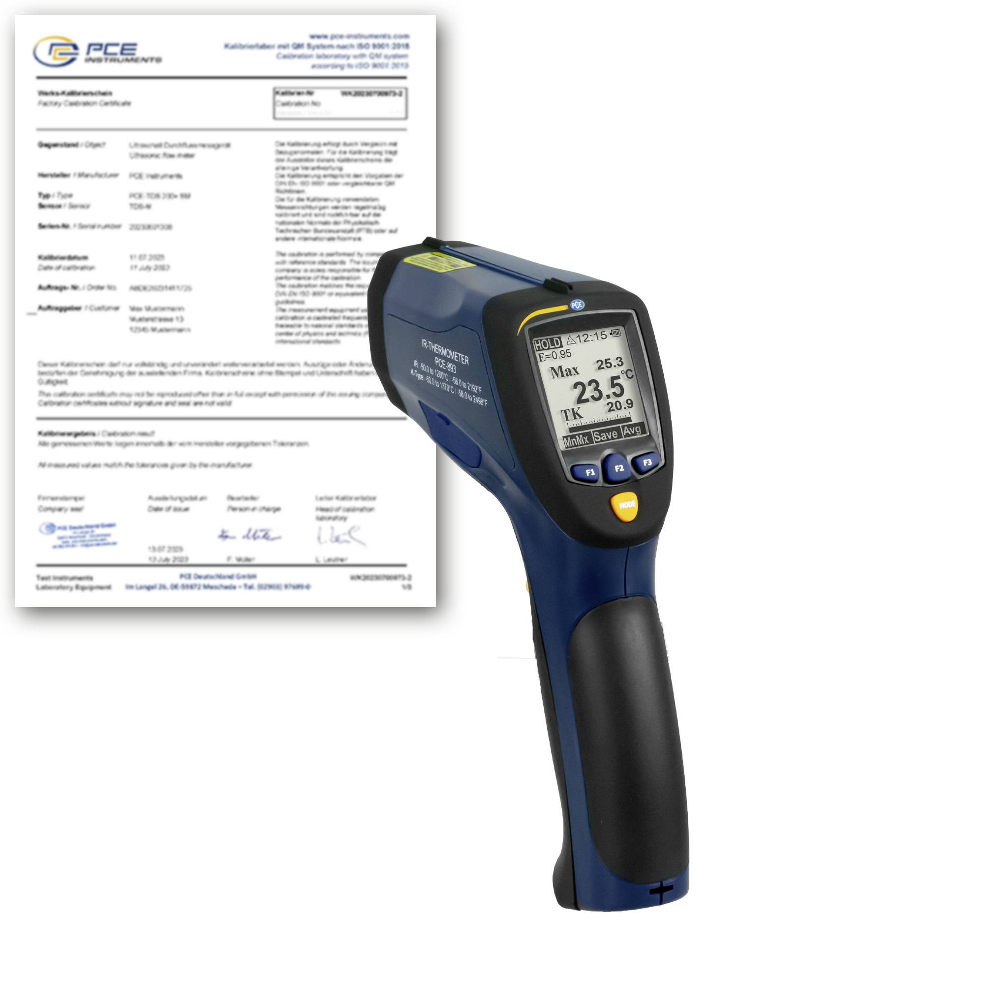 Infrarot-Thermometer mit Kalibrierzertifikat, das neben einem PCE-Dokument eine Temperaturanzeige von 23,5°C zeigt.