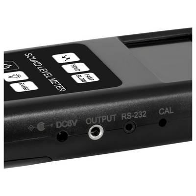 Nahaufnahme eines Schallpegelmessers mit Modusschaltflächen und Eingriffsanschlüssen mit den Beschriftungen DC9V, OUTPUT, RS-232 und CAL.