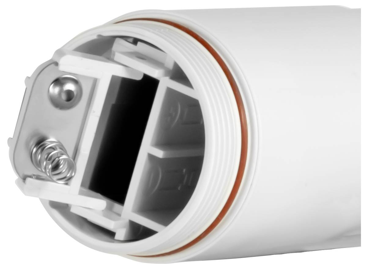 Nahaufnahme eines weißen zylindrischen Batteriefachs mit freiliegender Feder und Kontaktklemmen, vermutlich für ein Gerät oder eine Taschenlampe.