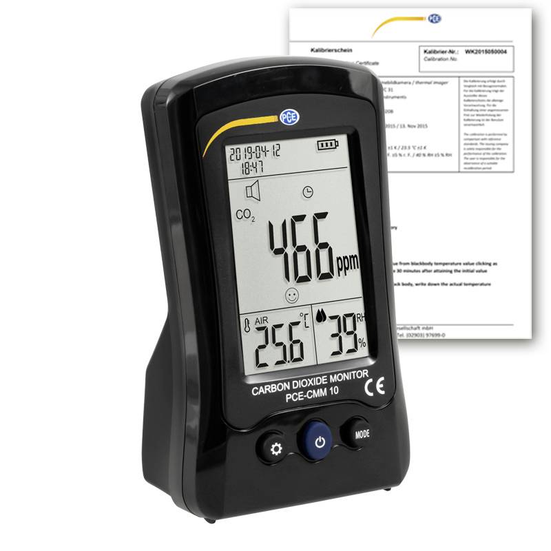 Tragbares Kohlendioxid-Messgerät in Schwarz, das 466 ppm CO2, 25,6°C Lufttemperatur und 39% Luftfeuchtigkeit anzeigt, mit Kalibrierzertifikat dahinter.