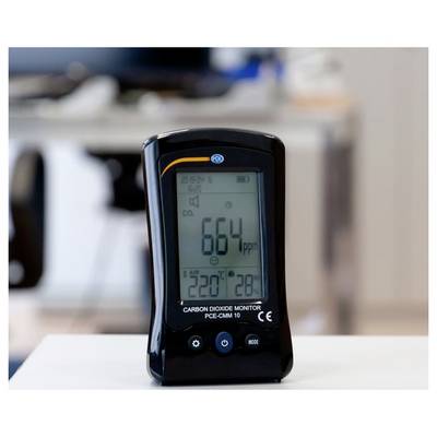 Kohlendioxidmonitor auf einem Tisch zeigt 664 ppm an, mit einer Temperatur von etwa 22°C und einer Luftfeuchtigkeit von 28%.