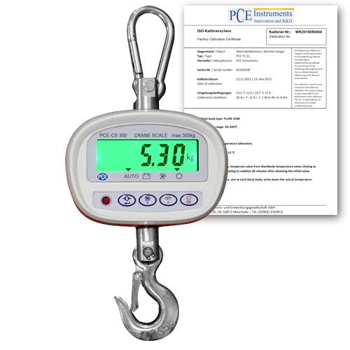 Digitale Kranwaage mit Haken, die 5,30 kg anzeigt, vor einem Kalibrierzertifikat.