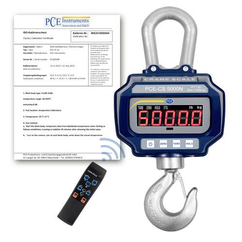 PCE-Kranwaage zeigt '5000.0' mit Haken, Fernbedienung und Werkskalibrierzertifikat.
