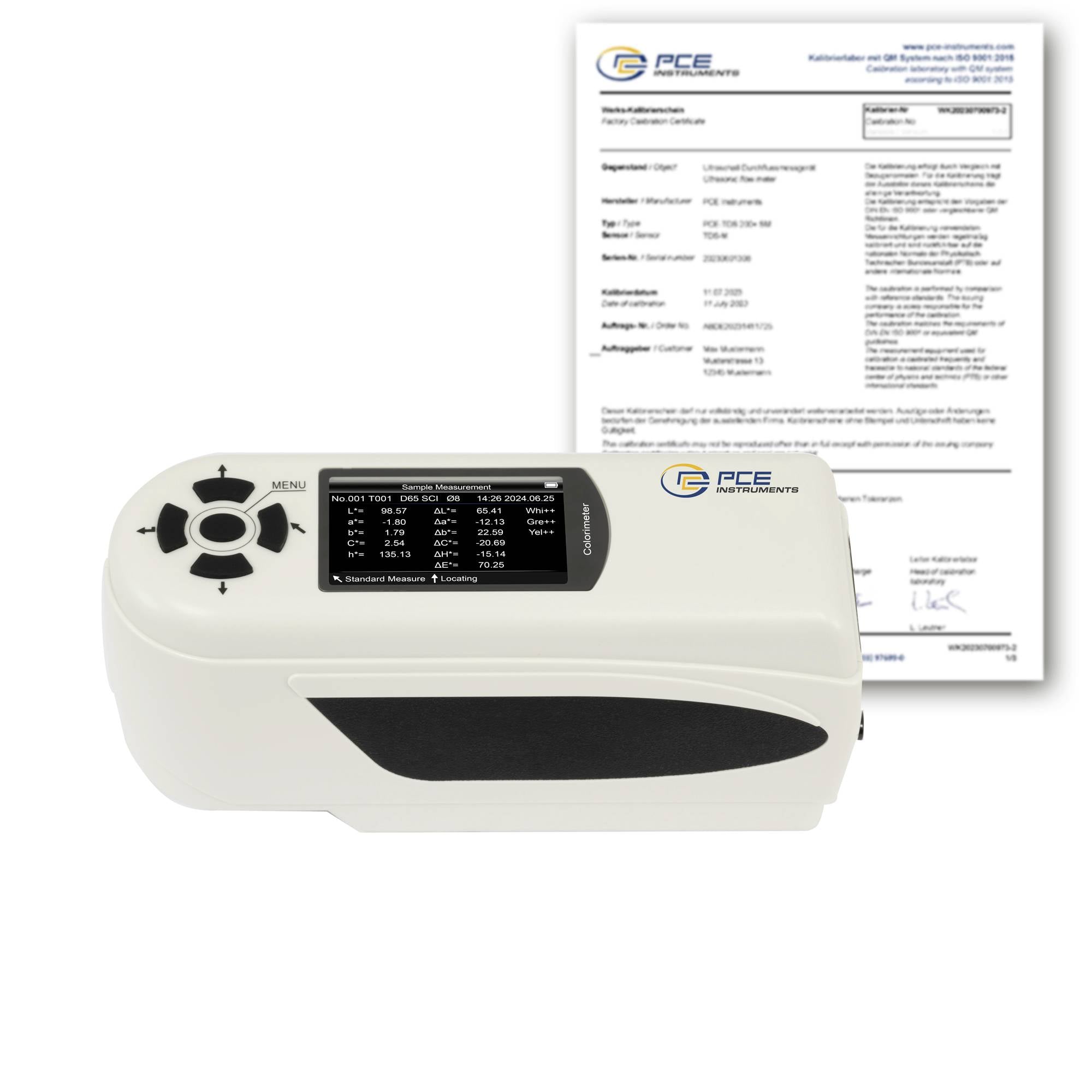 PCE Instruments tragbares Messinstrument, das vor einem Zertifizierungsdokument gezeigt wird, mit einem Bildschirm, der Messwerte anzeigt, und Steuertasten oben.