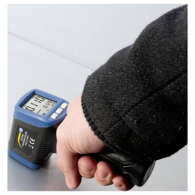 Tragbares digitales Infrarot-Thermometer, das auf eine Oberfläche gerichtet ist und eine Temperaturanzeige auf seinem Display zeigt.