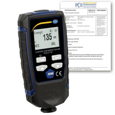PCE-Schichtdickenmessgerät zeigt 135 µm an, mit Kalibrierzertifikat dahinter sichtbar.