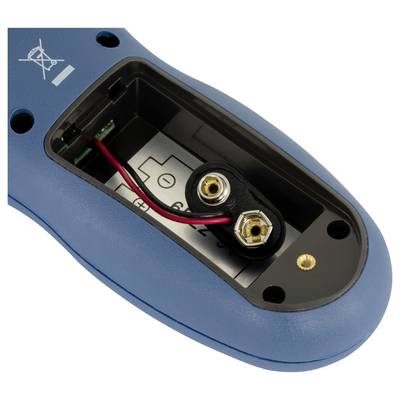 Nahaufnahme eines blauen tragbaren Geräts mit offenenem Batteriefach, das zwei 9-Volt-Batterieanschlüsse und Verkabelung im Inneren zeigt.