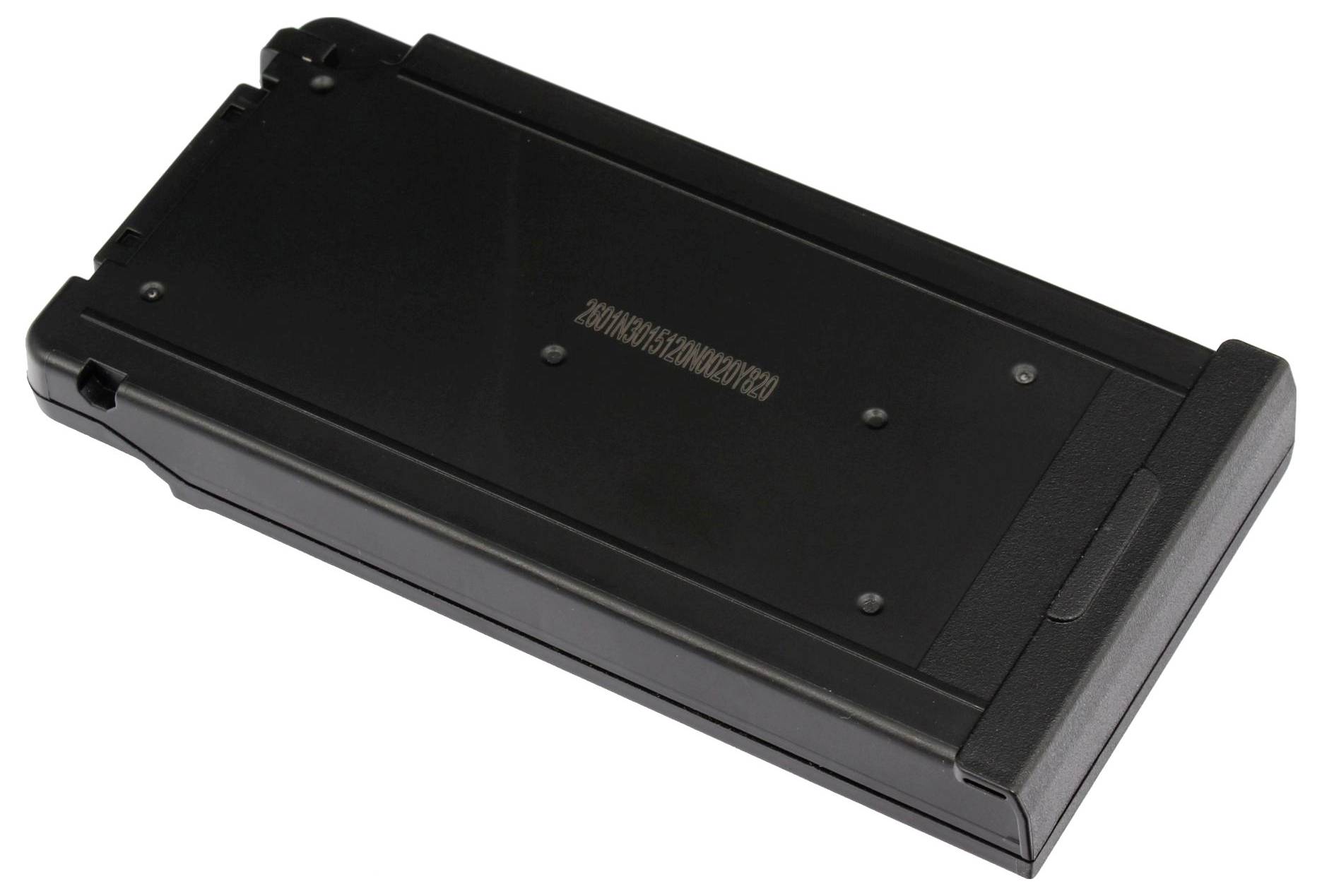 Schwarzes rechteckiges elektronisches Gerät oder Akku-Pack mit erhöbenem oberen Panel und Befestigungslöchern, isoliert auf weißem Hintergrund dargestellt.