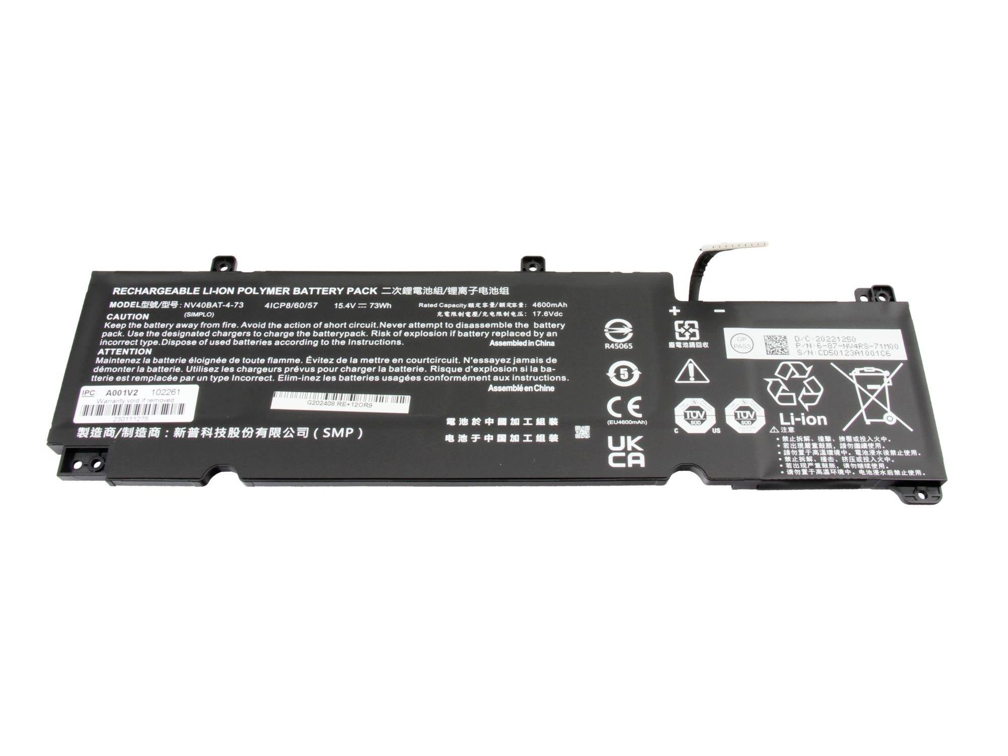 Schwarze wiederaufladbare Lithium-Ionen-Laptop-Batterie mit Warnaufklebern und Anschlusskabel auf weißem Hintergrund
