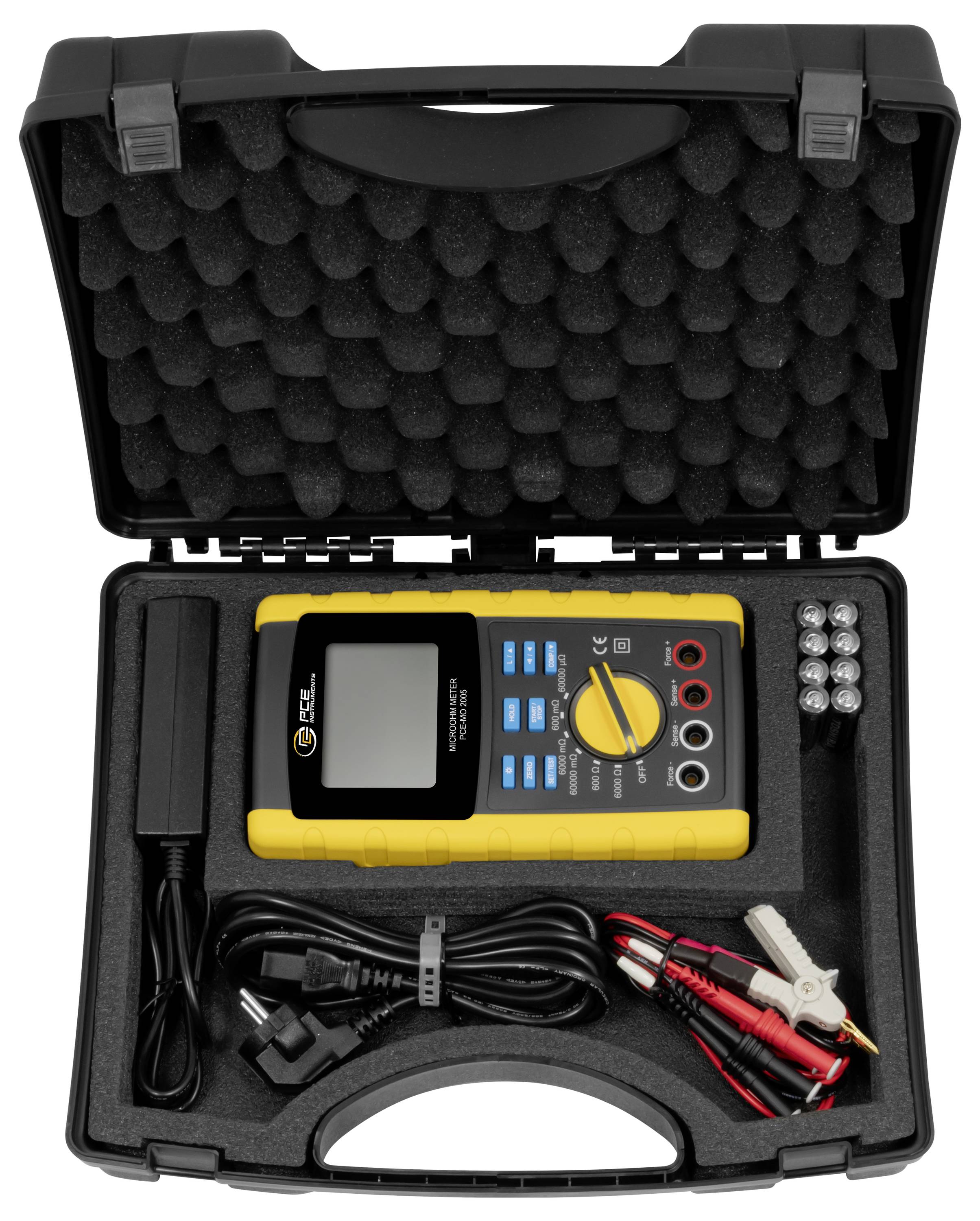 Offener schwarzer Transportkoffer mit Schaumstoffeinsatz, der ein gelbes digitales Multimeter, Messleitungen, Krokodilklemmen und einen Stromadapter enthält.