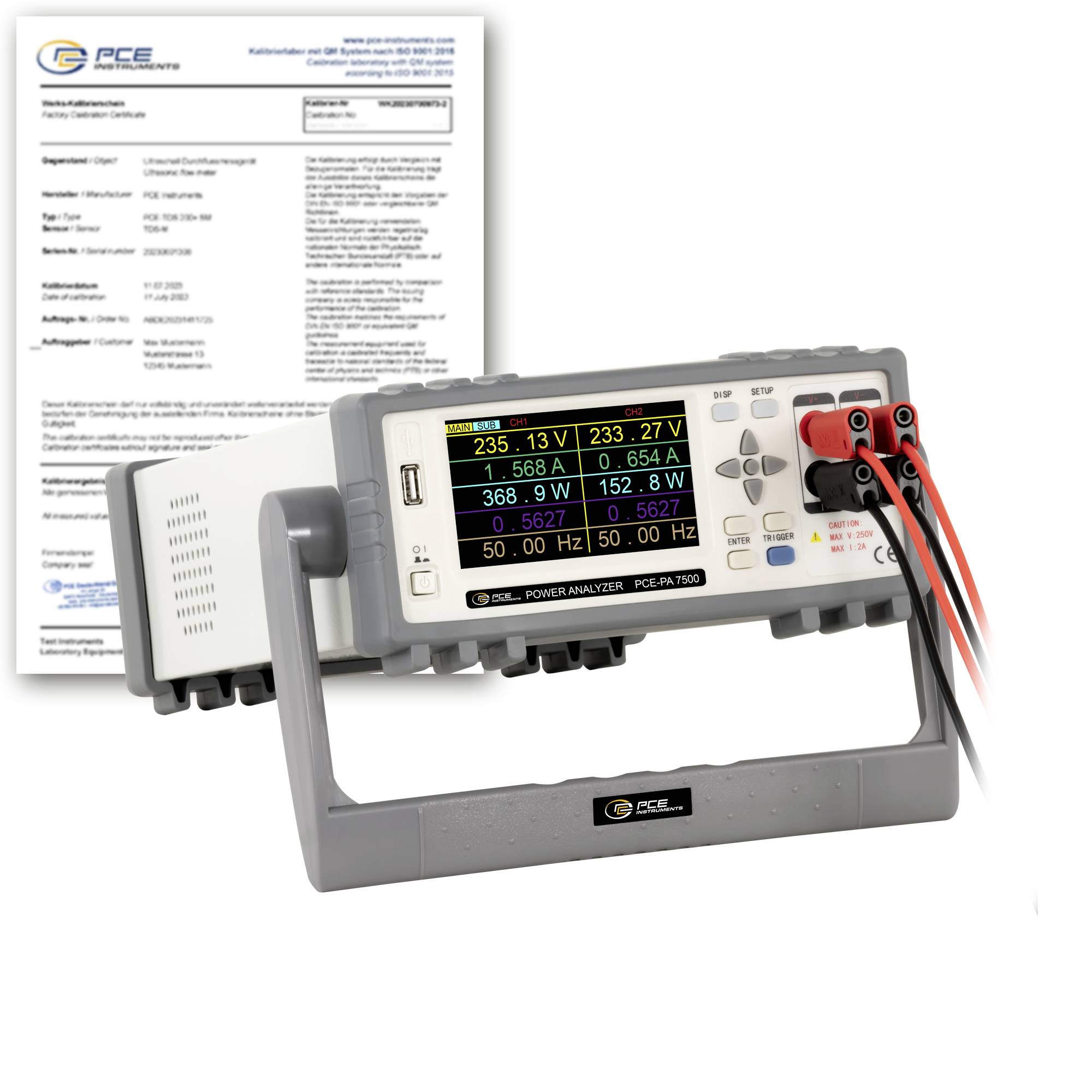 PCE-Stromanalysator-Testkit mit Display, das Spannungs-, Strom-, Leistungs- und Frequenzwerte anzeigt, sowie ein Zertifizierungsdokument dahinter.