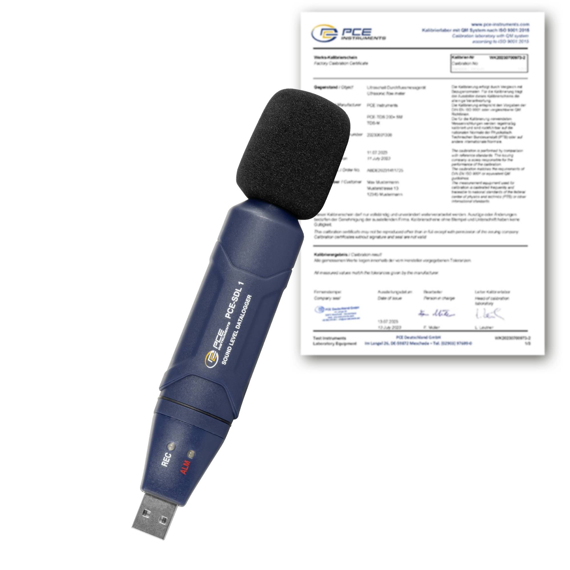 Blauer USB-Schallpegelmesser mit Schaumstoff-Windschutz, gezeigt vor einem PCE-Kalibrierzertifikat.