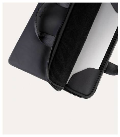 Schwarzes reißverschlossenes Laptop-Futteral oder Tablet-Schutzhülle, teilweise offen auf hellem Hintergrund dargestellt, wobei das gepolsterte Innere und der Tragegriff sichtbar sind.