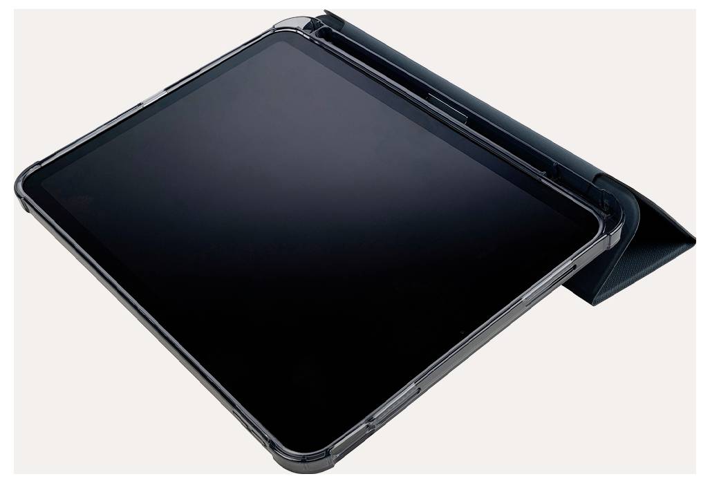 Tablet in einem schwarzen Schutzgehäuse mit zusammengeklapptem Ständer, schräg auf hellem, unifarbigem Hintergrund gezeigt.