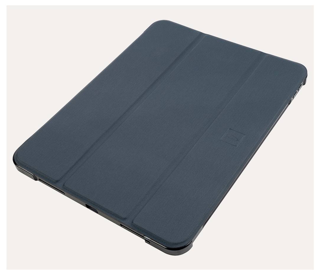 Dunkelblauer Tablet-Schutzhülle geschlossen, angewinkelt auf hellem, unifarbigem Hintergrund.