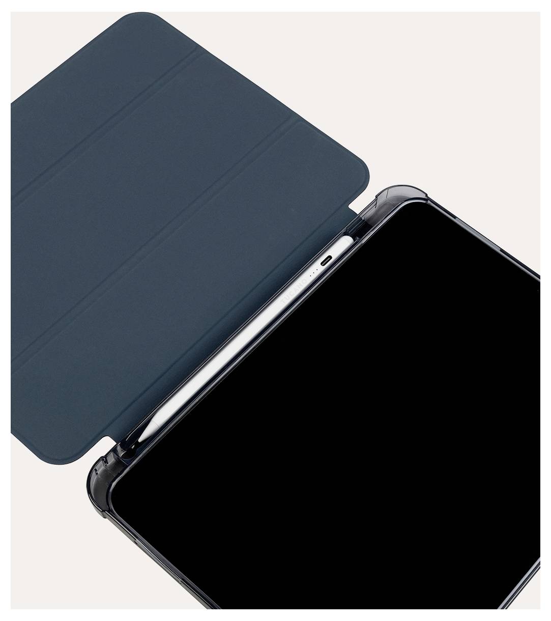 Nahaufnahme eines Tablets in einem dunklen Schutzgehäuse mit blauem Deckel, der offen ist und einen leeren schwarzen Bildschirm vor einem hellen Hintergrund zeigt.