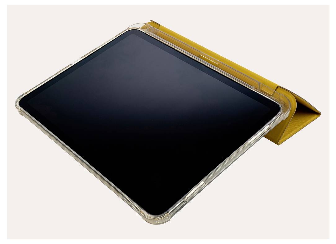 Tablet in einem gelben Folio-Etui aufgestellt, auf dem ein leerer schwarzer Bildschirm vor hellem Hintergrund zu sehen ist.