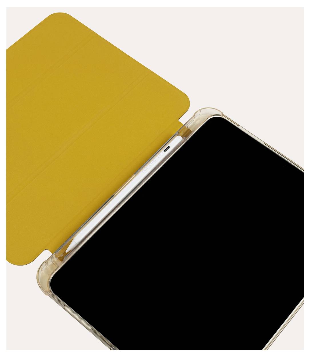 Smartphone in einer durchsichtigen Schutzhülle, teilweise von einer senf-gelben Bildschirmschutzfolie oder Karte auf hellem Hintergrund bedeckt.