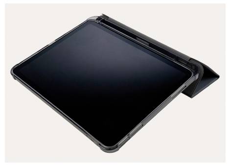 Schwarzes Tablet oder E-Reader in einem Faltständer, schräg auf hellem Hintergrund dargestellt.