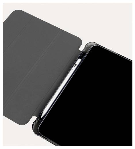 Tablet in einem schwarzen Schutzfolio-Etui, aus nächster Nähe mit ausgeschaltetem Bildschirm und offenerem Umschlag vor hellem Hintergrund fotografiert.