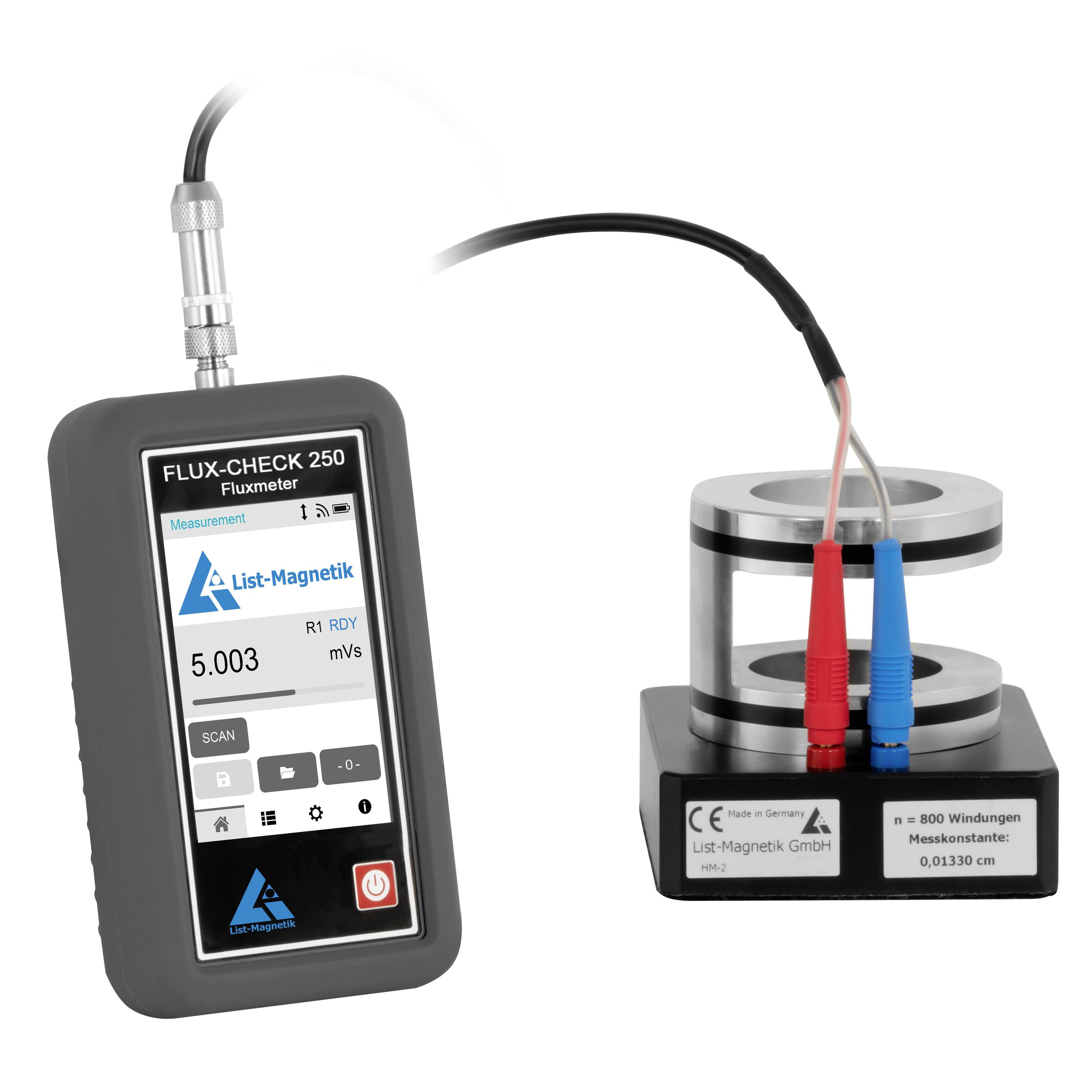 Tragbares FLUX-CHECK 250 Fluxmessgerät mit angeschlossener Sonde an einer Magnetmess-Vorrichtung, die 5.003 mVs auf dem Bildschirm anzeigt.