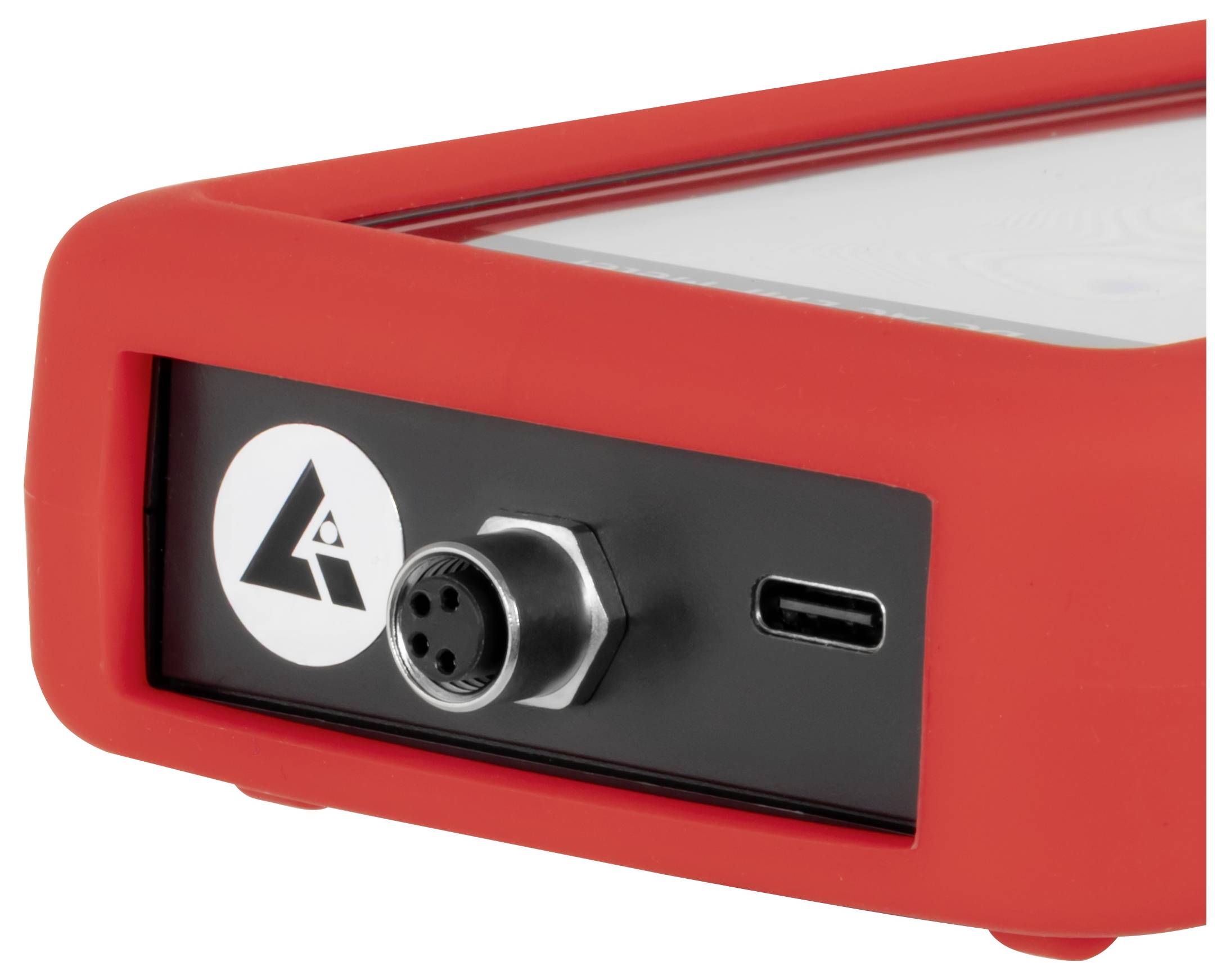 Nahaufnahme einer roten Gerätetafel mit einem kreisförmigen Mehrfach-Steckverbinder, USB-C-Anschluss und einem Logo-Aufkleber auf einer schwarzen eingesenkten Fläche.