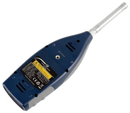 Blauer tragbarer Gasdetektor mit langer silberner Sonde, auf weißem Hintergrund dargestellt.