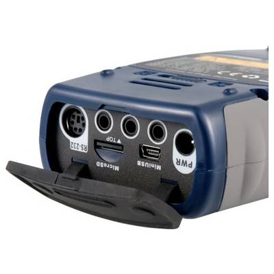Nahaufnahme eines Anschlussfeldes eines tragbaren elektronischen Geräts mit mehreren Anschlüssen, darunter PS/2, 3,5-mm-Audiobuchsen, microSD, Mini-USB und Stromeingabe.