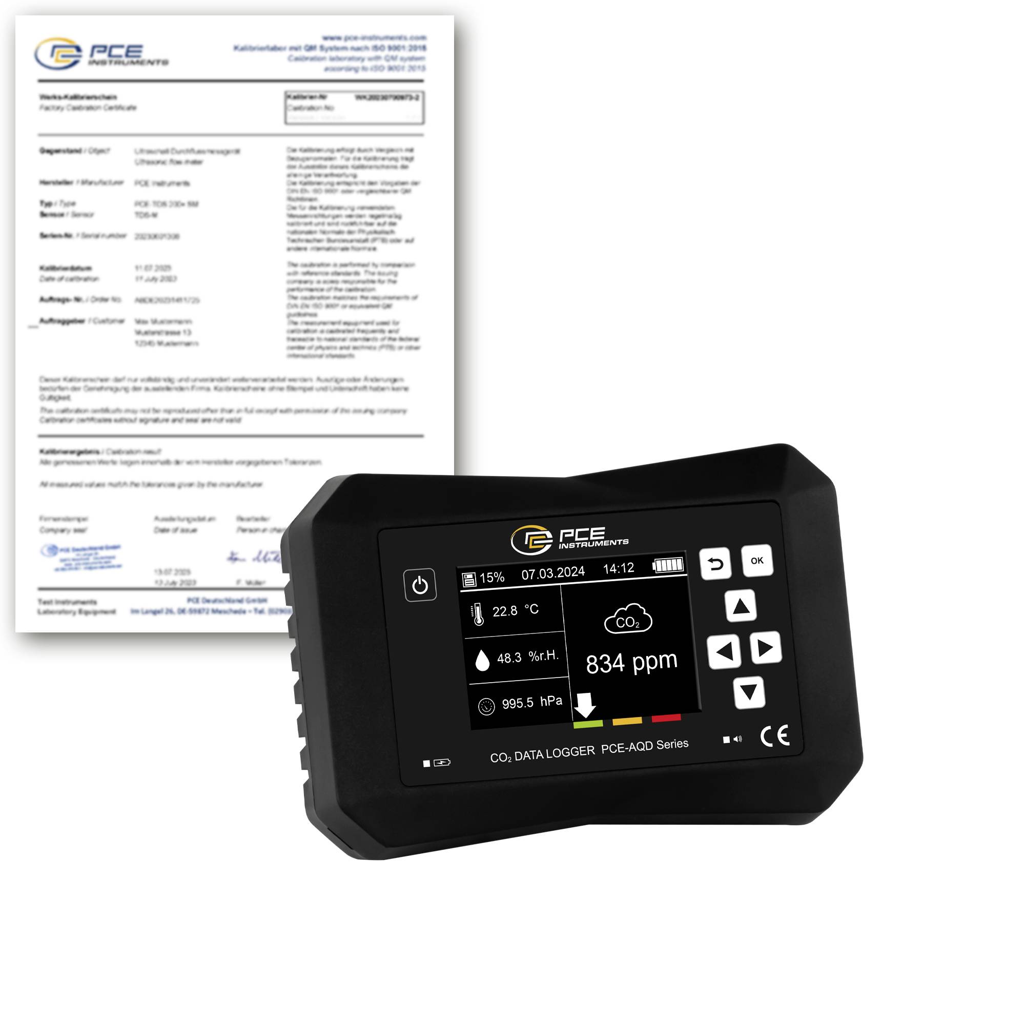 PCE CO2-Datenlogger zeigt 834 ppm an, dahinter ein Kalibrierzertifikat.