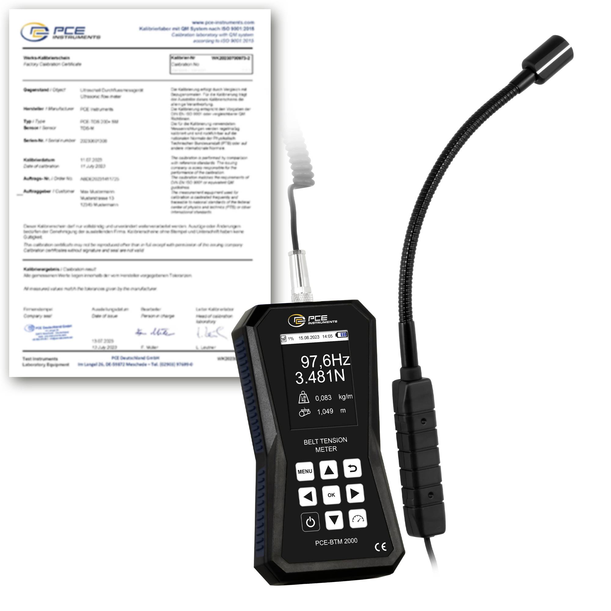 PCE Riemenspannungsmessgerät mit flexibler Sonde und Kalibrierschein, zeigt Bildschirmanzeige mit 97,6 Hz und 3,481 N.