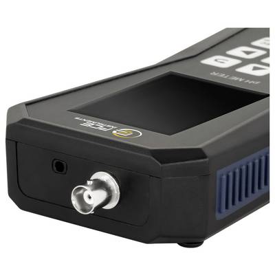 Nahaufnahme eines tragbaren digitalen Geräts mit einem Bildschirm, Tasten und einem vorderen Sensor oder Objektiv, dargestellt auf weißem Hintergrund.