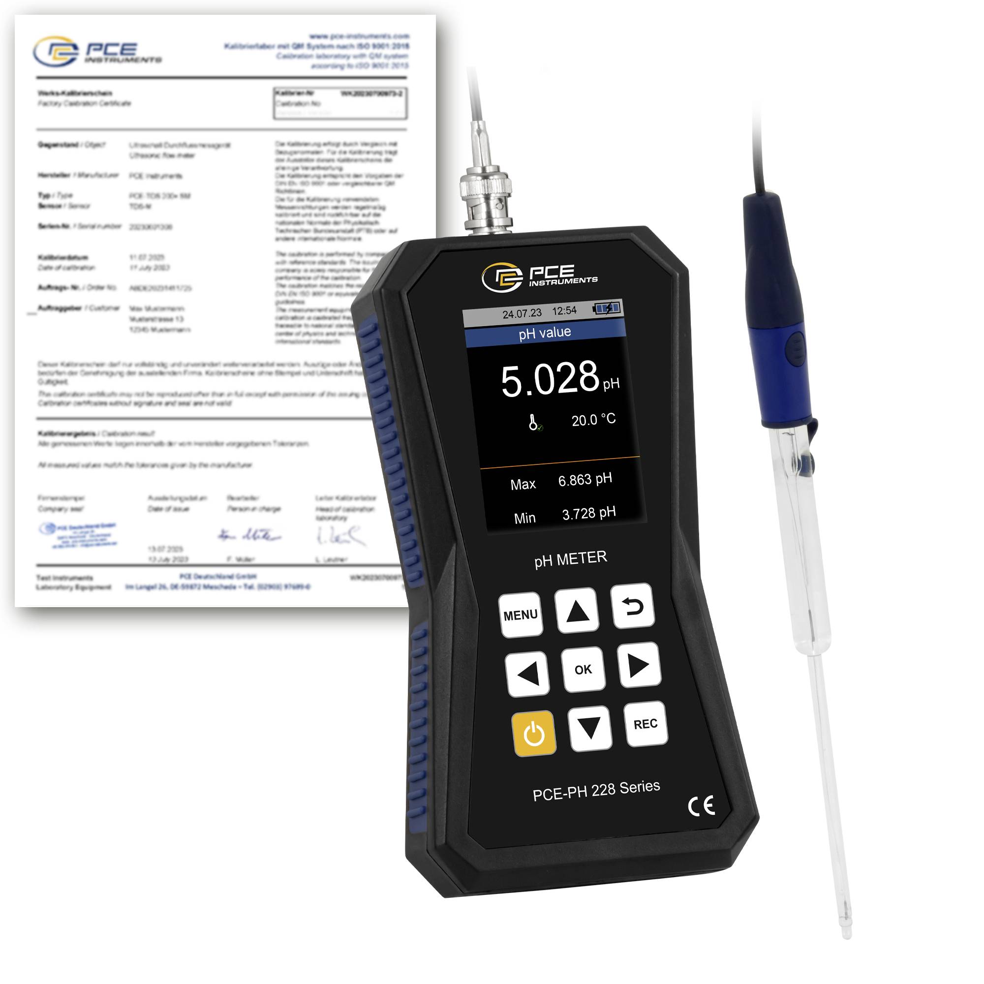 PCE pH-Messgerät zeigt pH 5,028 mit Sonde und Kalibrierzertifikat dahinter.