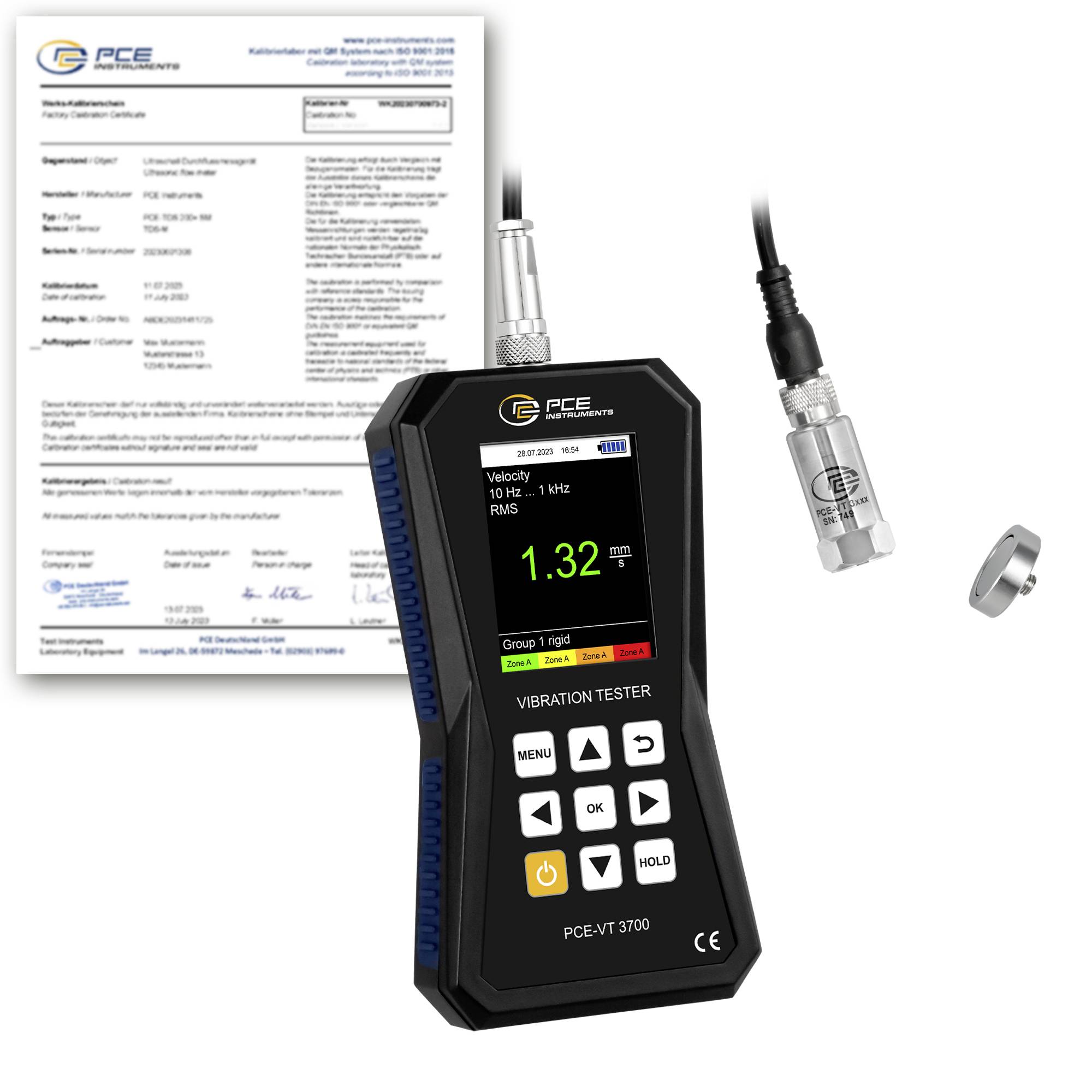 PCE Vibrationsprüfgerät mit Sonde und Kalibrierungsbericht, das eine gemessene Vibrationsablesung von 1,32 mm/s auf dem Gerätebildschirm anzeigt.