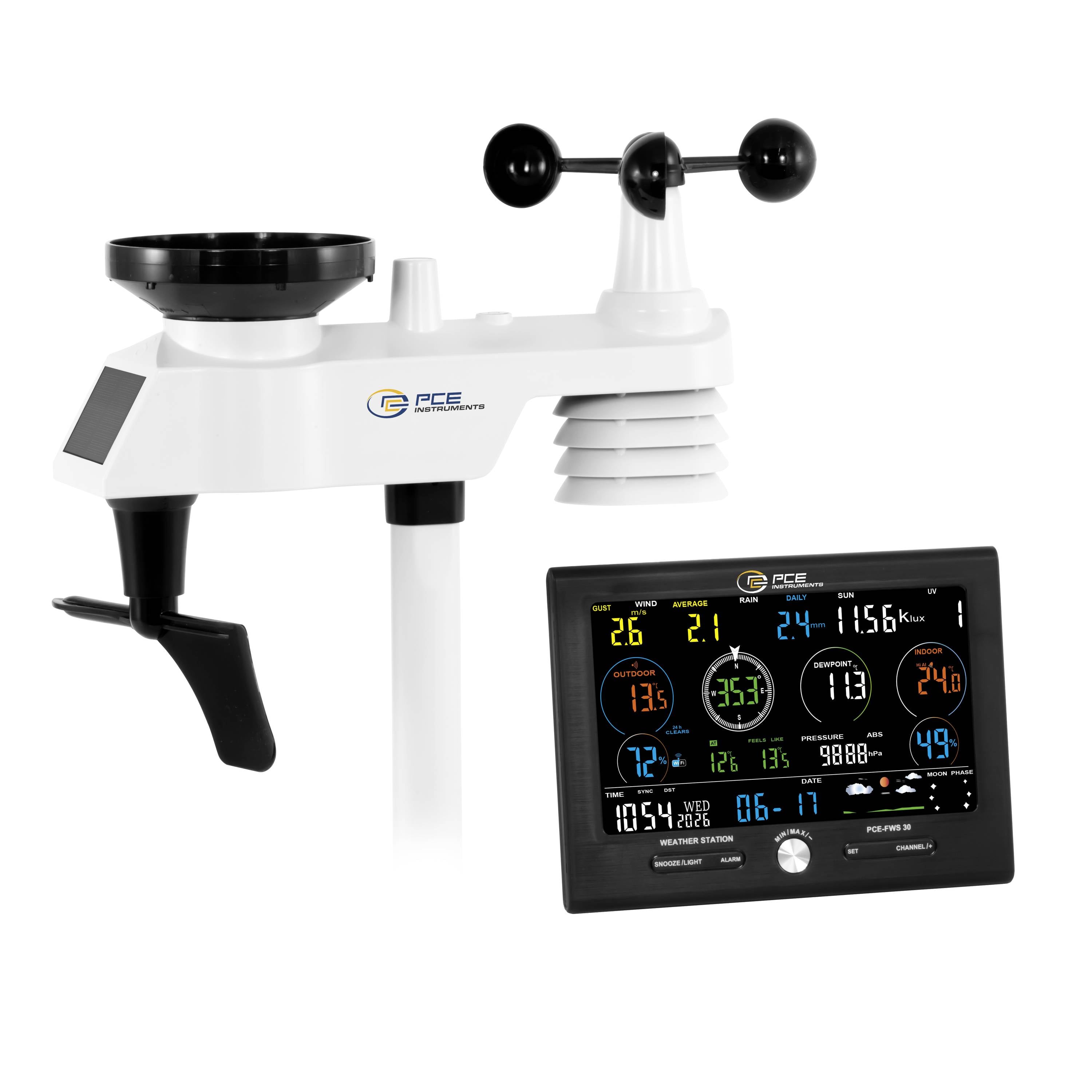 Drahtlose Wetterstation mit Außensensor und digitaler Innenanzeige, die Wetterdaten wie Wind, Regen, Temperatur, Luftfeuchtigkeit und Uhrzeit anzeigt.